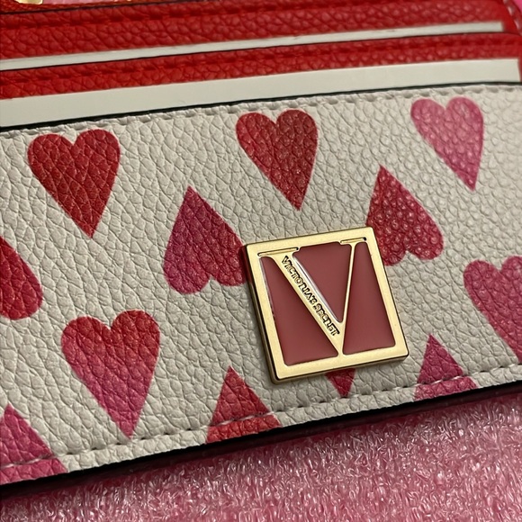 24HR DROP ⬇️ VS Heart Card Case Keychain - Picture 2 of 7